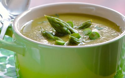 Crema de espárragos y verduras de temporada